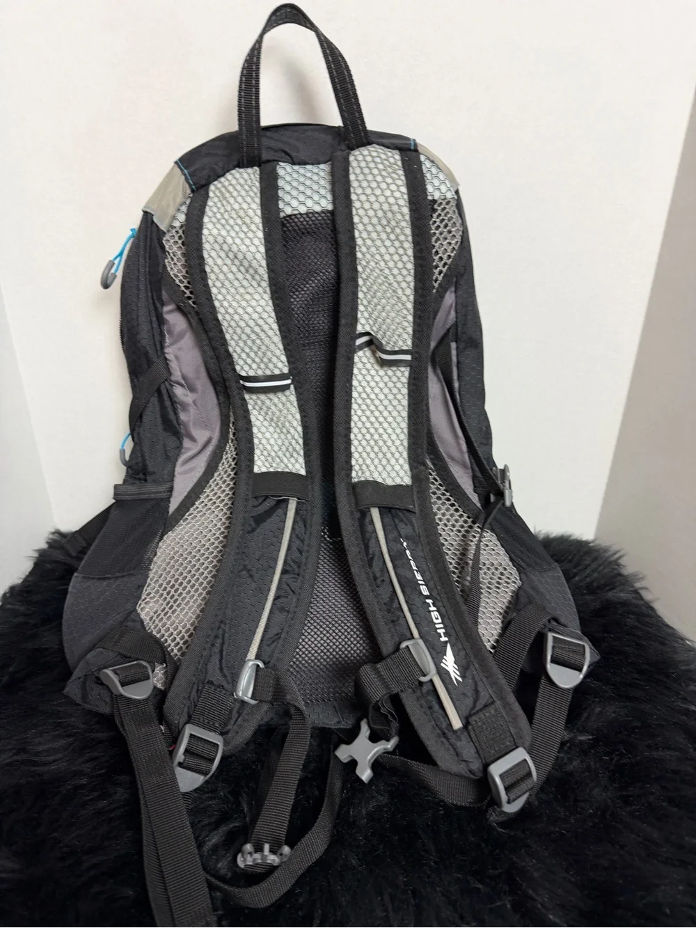 High Sierra Black 18 Vimba and Gray Men's Backpack Water- Lightweight Daypack